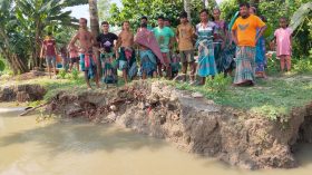 সন্ধ্যা নদীর ভাঙনে বিলীন বসতভিটা ও ৫ মন্দির ঝুঁকিতে