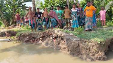 সন্ধ্যা নদীর ভাঙনে বিলীন বসতভিটা ও ৫ মন্দির ঝুঁকিতে