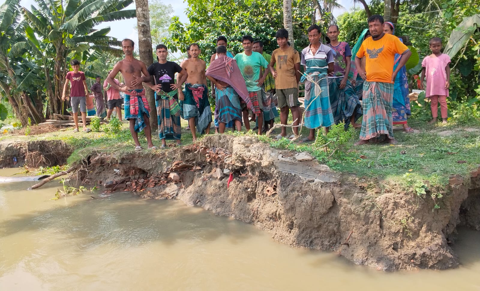  সন্ধ্যা নদীর ভাঙনে বিলীন বসতভিটা ও ৫ মন্দির ঝুঁকিতে 