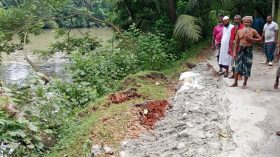 আমতলীতে লিজের প্রভাবে ঝুঁকিতে সড়ক, সেকান্দারখালী খাল উন্মুক্তের দাবি