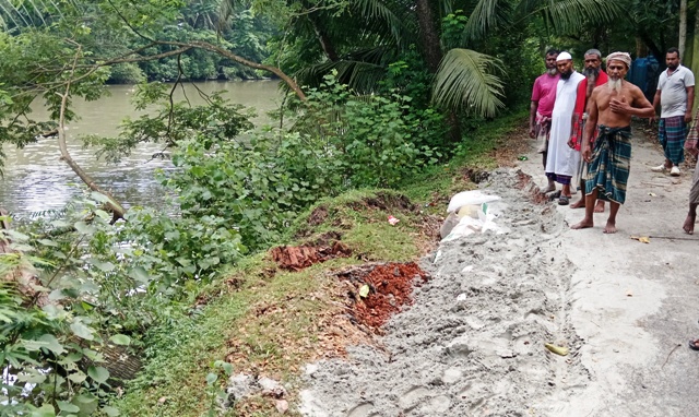 আমতলীতে লিজের প্রভাবে ঝুঁকিতে সড়ক, সেকান্দারখালী খাল উন্মুক্তের দাবি