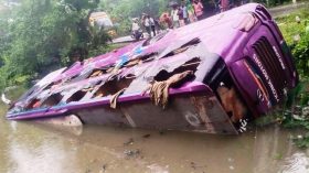 নিয়ন্ত্রন হারিয়ে পুকুরে পর্যটকবাসী বাস, আহত-১৫