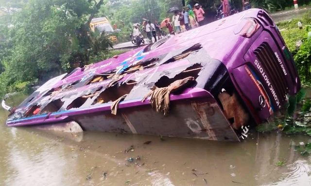নিয়ন্ত্রন হারিয়ে পুকুরে পর্যটকবাসী বাস, আহত-১৫