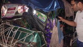 বাকেরগঞ্জে বাসের ধাক্কায় অটোরিকশা দুমড়ে-মুচড়ে, আহত ২