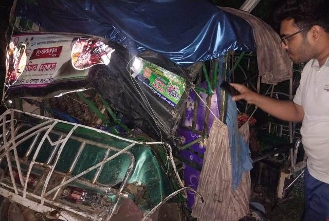 বাকেরগঞ্জে বাসের ধাক্কায় অটোরিকশা দুমড়ে-মুচড়ে, আহত ২