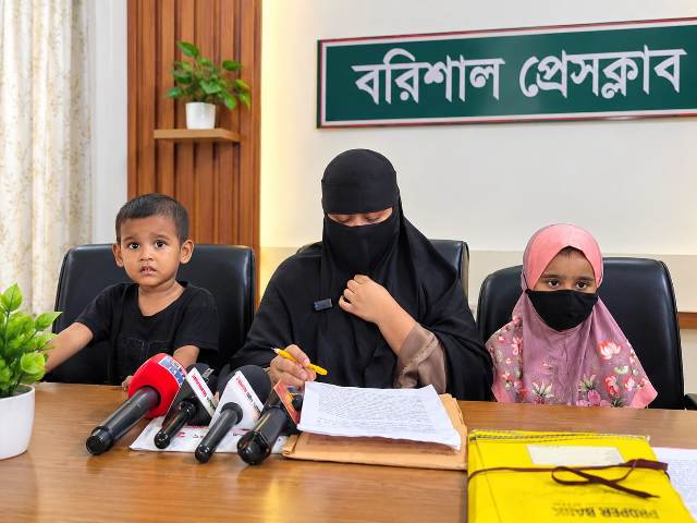 পরকীয়ার অভিযোগে ভাঙনের মুখে ৮ বছরের সংসার, বাবার স্নেহবঞ্চিত দুই শিশু