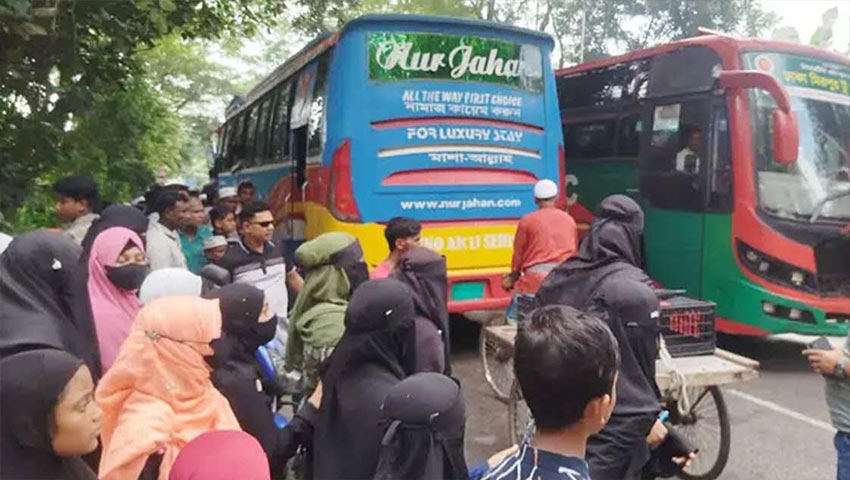 বরিশালে বাসের ধাক্কায় শিক্ষিকার মৃত্যু, শিক্ষার্থীদের সড়ক অবরোধ