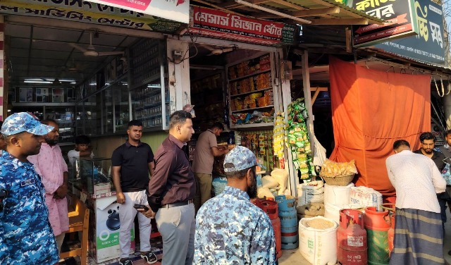 লালমোহনে চলাচলের রাস্তার উপর গ্যাস সিলিন্ডার রাখায় জরিমানা 