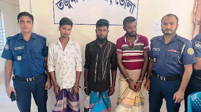 তজুমদ্দিনে মৎস্য অভিযানে ৩ জেলে আটক, মোবাইল কোর্টে সাজা