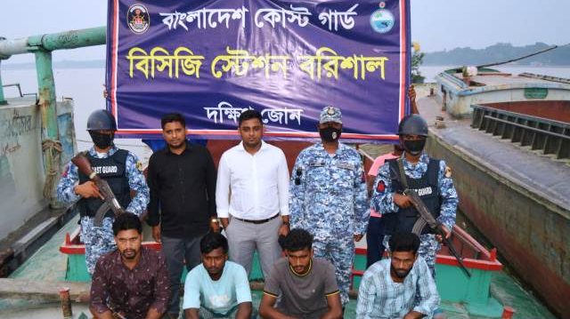 অবৈধভাবে বালু উত্তোলন করায় ৫ লাখ ৫০ হাজার টাকা জরিমানা, ২ ড্রেজার ও ৩ বাল্কহেড জব্দ